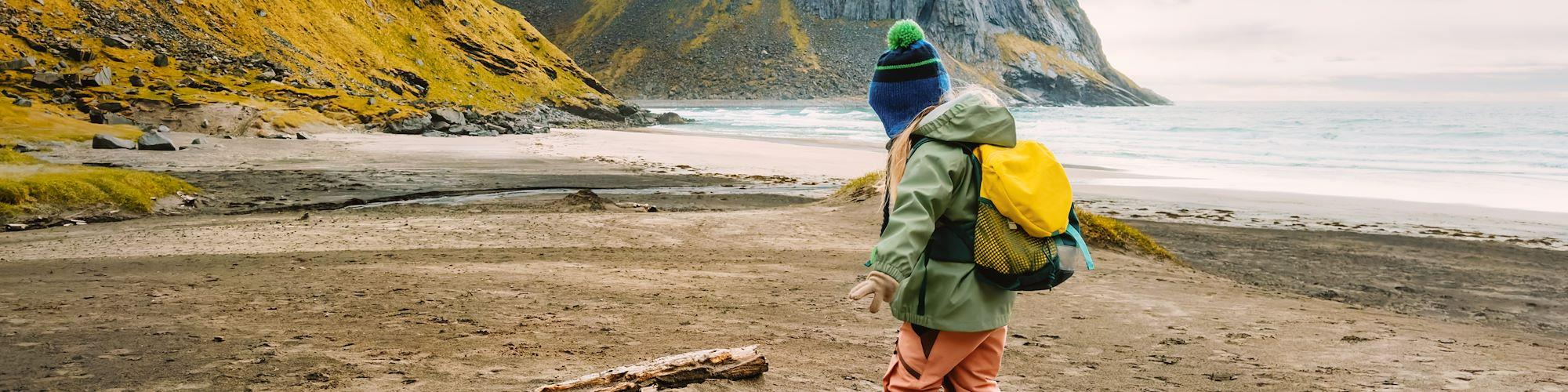 Voyage sur mesure en famille © EVERST / Adobe Stock - Enfant jouant sur la plage de Kvalvika - Norvège