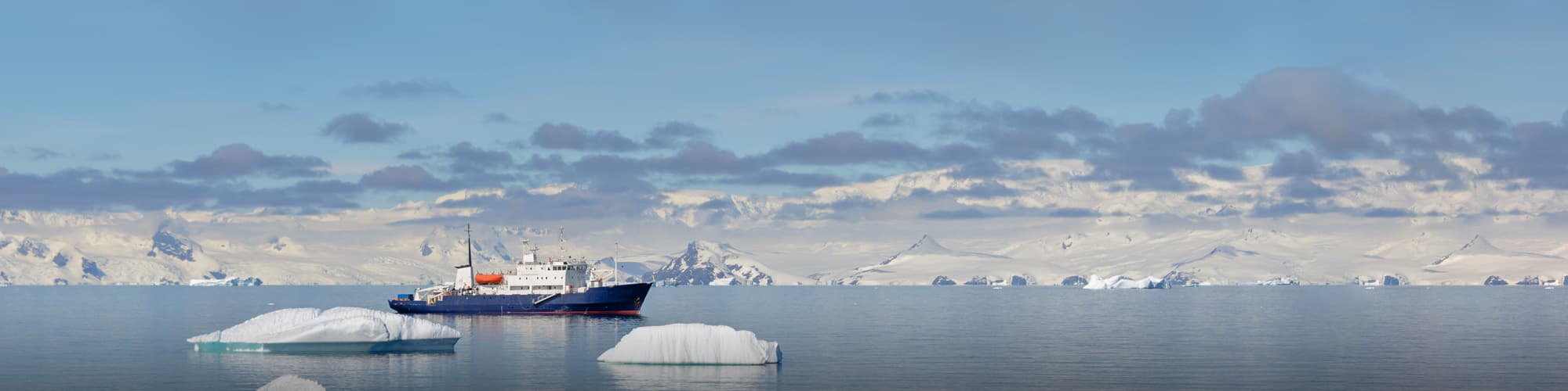Navigation Péninsule antarctique © Alexey Seafarer / Adobe Stock