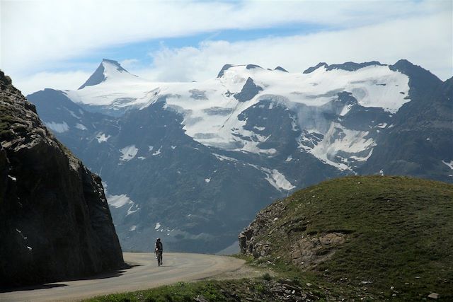Forêts, collines, rivières et lacs : La traversée des Alpes suisses en vélo de route Voyage La traversée des Alpes suisses en vélo de route