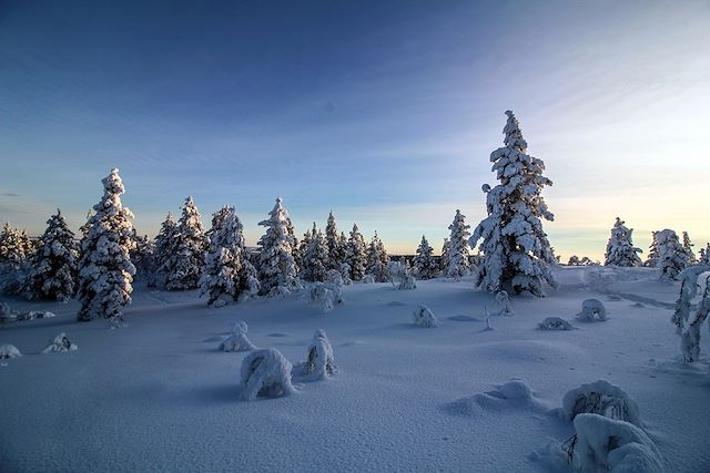 Raquette : Aventures same au lac Inari Voyage Aventures same au lac Inari
