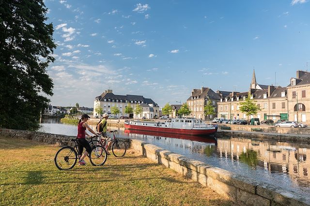 Forêts, collines, rivières et lacs : En famille à vélo sur le canal de Nantes à Brest Voyage En famille à vélo sur le canal de Nantes à Brest