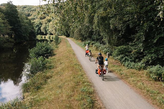Forêts, collines, rivières et lacs : En famille à vélo sur le canal de Nantes à Brest Voyage En famille à vélo sur le canal de Nantes à Brest