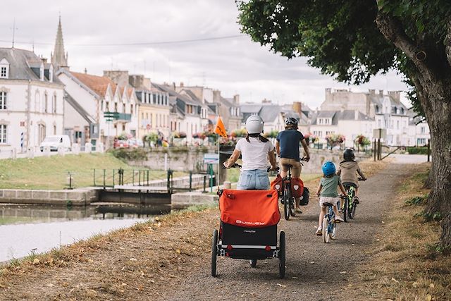Forêts, collines, rivières et lacs : En famille à vélo sur le canal de Nantes à Brest Voyage En famille à vélo sur le canal de Nantes à Brest