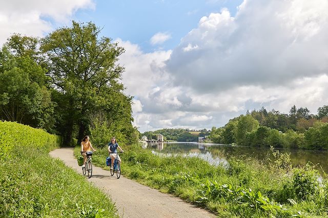 Voyage À vélo en famille au fil de la Mayenne préservée