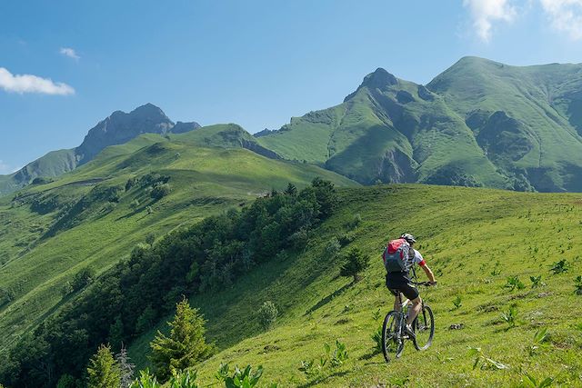 VTT / Gravel : Lacs et montagnes des Bauges en VTT électrique Voyage Lacs et montagnes des Bauges en VTT électrique