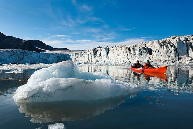 Kayak et canoë : En kayak sur les rives de l'océan glacial arctique Voyage En kayak sur les rives de l'océan glacial arctique