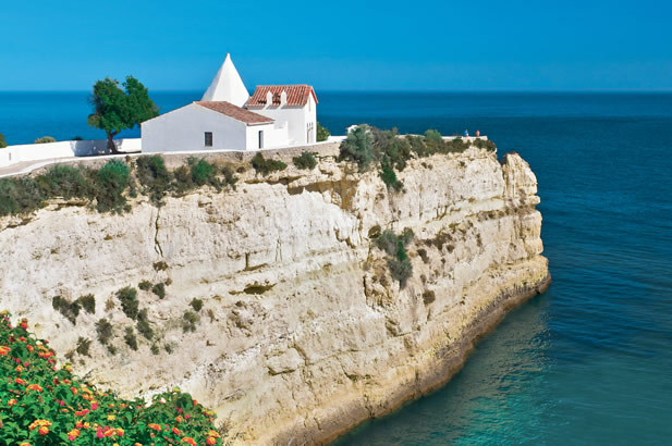 © Jon Arnold / hemis.fr - La Chapelle Nossa Senhora da Rocha près d'Albufeira - Portugal